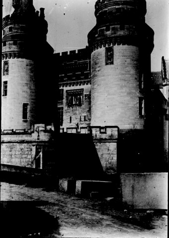 Pierrefonds (Oise). Château de Pierrefonds, l'entrée et les tours