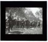 Marches d'épreuve du 72e, les officiers applaudissant les chanteurs, route de Lamotte-Brebière - mai 1904