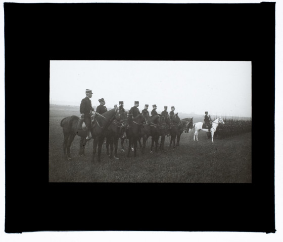 Départ du 8e bataillon de chasseurs à pied l'état major route de Villers-Bretonneux - septembre 1913