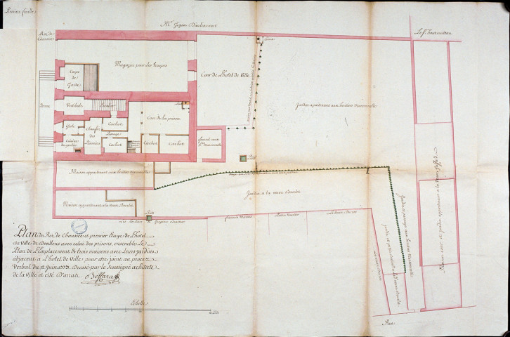 Plan du rez-de-chaussée et premier étage de l'hôtel de ville de Doullens avec celui des prisons, [...]