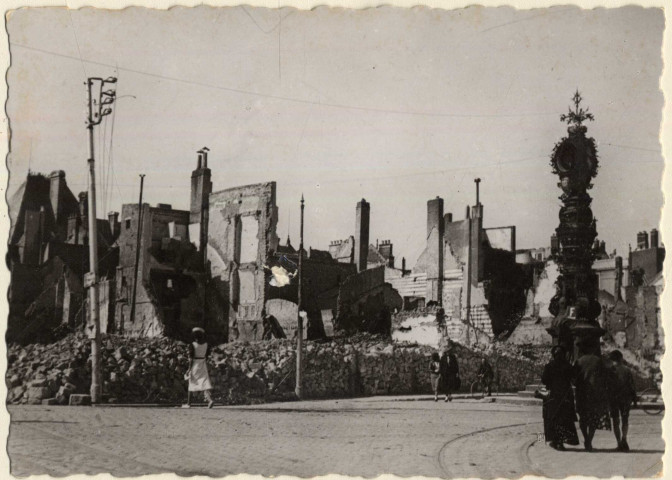 Amiens. L'Horloge Dewailly parmi les ruines après les bombardements de 1940