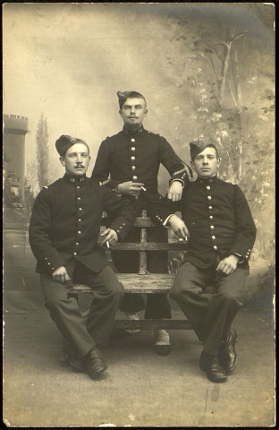 Photographie en studio de trois soldats du 18e régiment de dragons