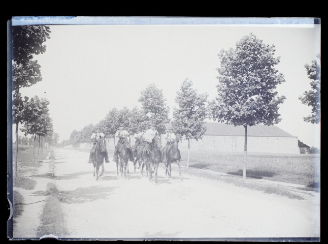 Route du Pont-de-Metz - trompettes chasseurs à cheval - août 1900