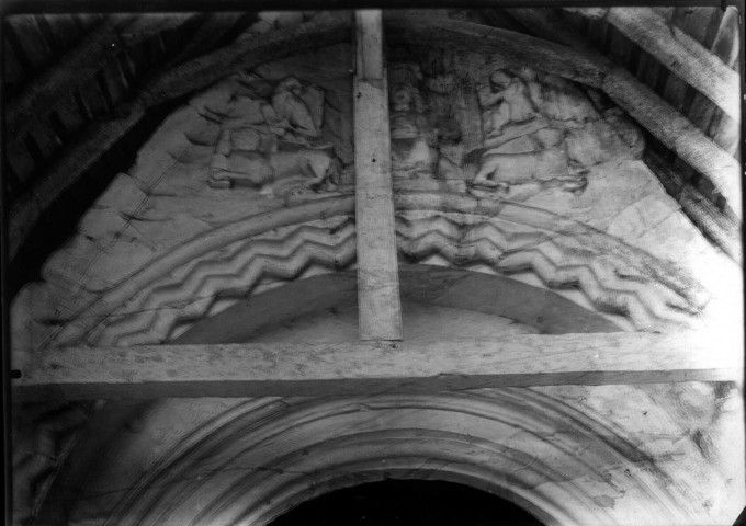 Eglise de Mareuil, vue de détail : les sculptures du portail