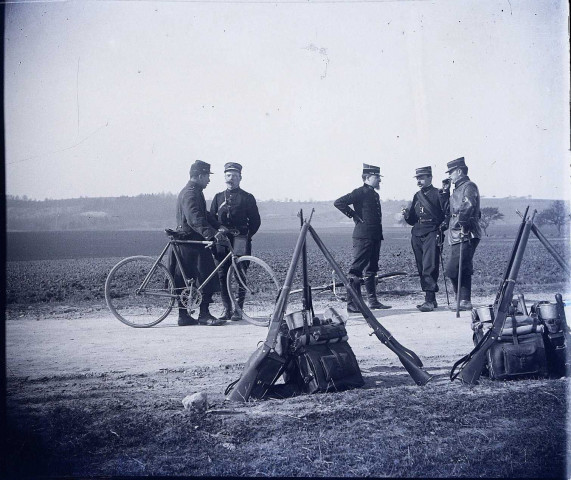 Manoeuvres militaires de Picardie du 2e Corps d'Armée : officiers discutant sur le bord d'une route lors d'une halte