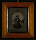 Portrait de Joseph SIOMBOING, instituteur à Péronne, né en 1827 à Buscourt, hameau dépendant de la commune de Feuillères