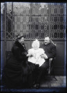 Martinsart (Somme). Léon Danel et Marie-Rose Brissy avect leur petit enfant