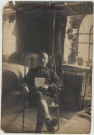 Portrait en uniforme de Fernand Carré dans son barraquement de détention en Allemagne. Au verso de la photographie figure une correspondance avec sa femme Camille