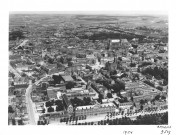 Amiens. Vue aérienne du centre ville pendant la Reconstruction : l'hospice Saint-Charles, la cathédrale, la place du Marché, le beffroi, l'hôtel de ville, l'église Saint-Rémi, le musée, la bibliothèque