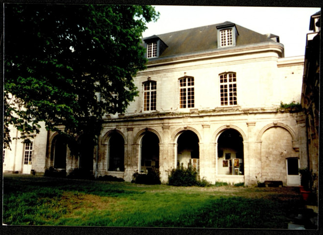 En Picardie. Abbaye Notre-Dame du Gard (XVIIIe siècle). Maison mère des Frères Auxiliaires, le cloître