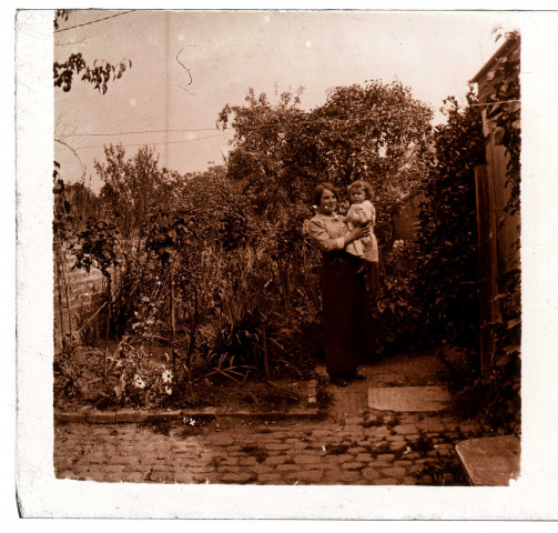 Une femme et un bébé dans un jardin à Amiens