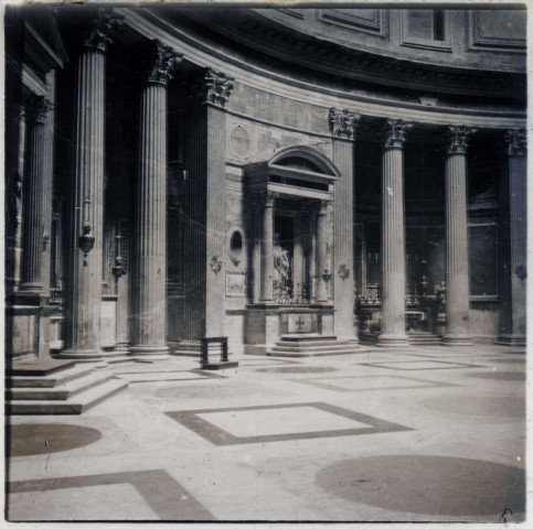 Rome - Intérieur du Panthéon - Tombeau de Raphaël