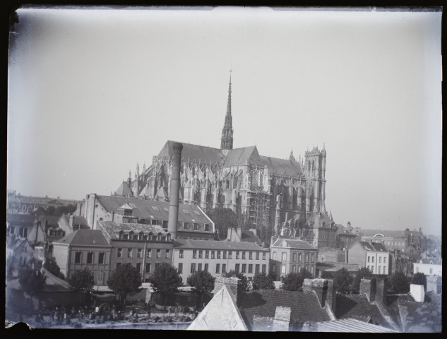 [Vue générale de la cathédrale d'Amiens. Le quartier Saint-Leu. En bas à droite, on aperçoit le marché sur l'eau des hortillons sur les quais]