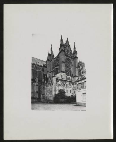 Soissons. Transept bras nord vue extérieure de la cathédrale Saint-Gervais-et-Saint-Protais