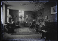 Environs de Lille (Nord). Intérieur d'une maison bourgeoise. Famille Danel. Portrait d'une femme assise près d'un bureau
