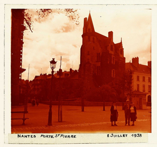 Nantes (Loire-Atlantique). La Porte Saint-Pierre,12e siècle