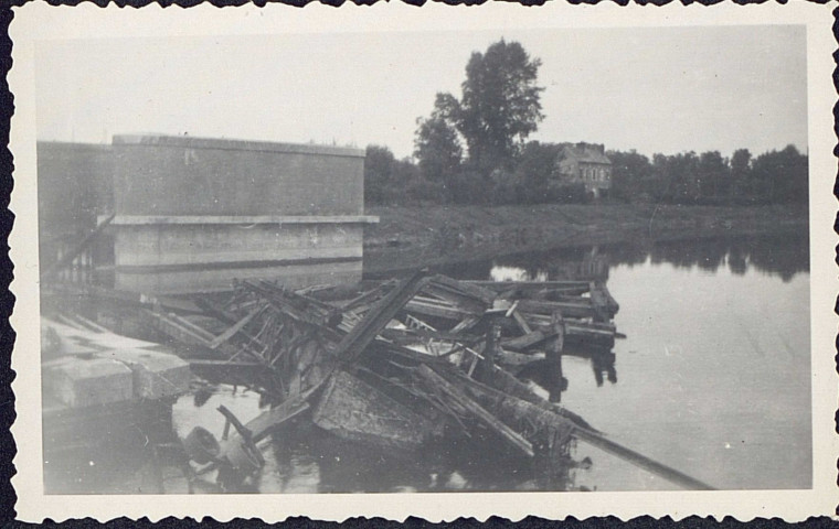 Abbeville. Pont de Boulogne pris sur la rive gauche en allant vers Rouvroy. Ruines du 3 septembre 1944
