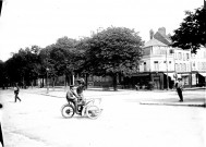 Boulevard du Mail. Un tricycle à moteur