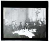 Repas des membres de la Société Photographique de Picardie dans une salle de l'abbaye de Valloires