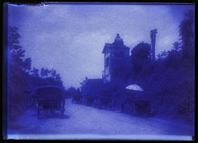 [Calèches dans une rue non localisée]