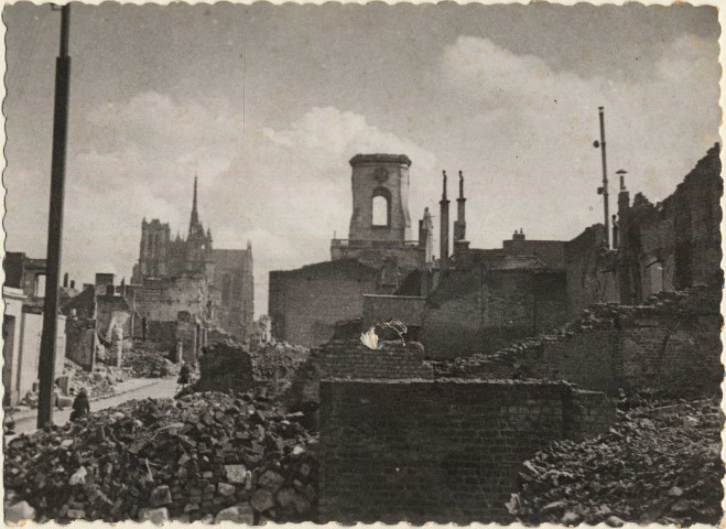 Amiens. Le beffroi et la cathédrale parmi les ruines après les bombardements de 1940