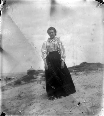 Portrait de femme sur une dune