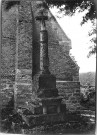 Calvaire surmonté d'une croix en grès érigé derrière l'église de Fescamps (Somme)