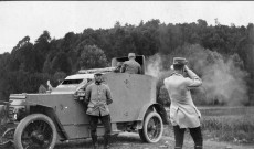 La Grande Guerre dans la Somme. Soldats français en observation près d'une automobile blindée