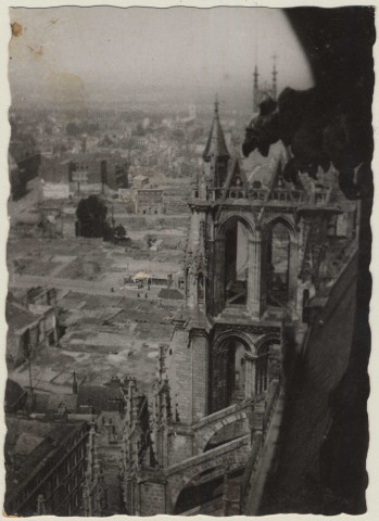 Amiens. Vue sur la ville détruites depuis les hauteurs de la cathédrale après les bombardements de 1940