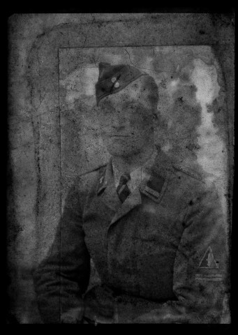 Portrait d'un militaire de rang de la 9e Panzerdivision SS Hohenstaufen, une des trente-huit divisions de Waffen-SS. SS Rottenführer (chef de section), volontaire étranger hollandais portant l'insigne de la rune du loup sur le bras
