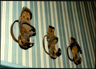 Sandales avec semelles en bois et cerclage en métal, conçues pour marcher dans la boue (tourbière ?). Ces sandales ont été retouvées lors de travaux sur le site de l'abbaye du Gard dans les années 1970