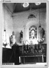 Vue intérieure : autel et vitrail