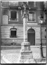 La croix de carrefour du Tréport (Seine-Maritime), érigée en 1618. Le fût reprend les emblèmes de la maison des Bourbons : la fleur de lys et le « L » pour le souverain Louis XIII. Au second plan, la Maison Z. Levillain (appartements et logements meublés)