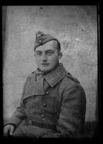 Portrait d'un soldat allemand avec son calot et un manteau épais (les insignes ne sont pas visibles)