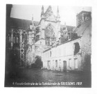 Facade latérale de la cathédrale de Soissons. 1917