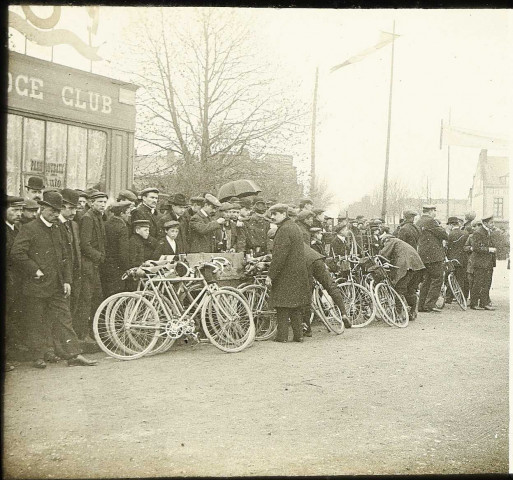 Amiens (Somme). Course cycliste : foule rassemblée devant le café Legros "Véloce Club"
