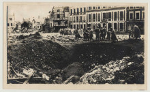 La place de l'Hôtel de Ville de Roye dévastée par les bombardements
