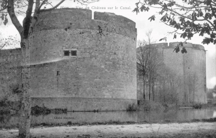 Vue du château sur le canal