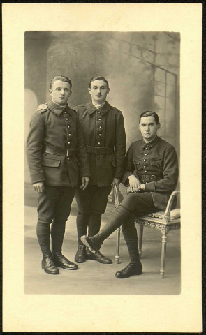 Photographie studio de trois jeunes soldats