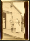 Madame Panas et un officier devant un bâtiment de l'hôpital temporaire n° 34 de Zuydcoote