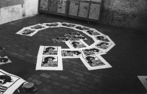 Photographie montrant des affiches posées au sol formant le symbole communiste de la faucille et du marteau. Mort de Gilles Tautin, lycéen, militant maoïste du Mouvement de soutien aux luttes du peuple et membre de l'Union des jeunesses communistes marxistes-léninistes