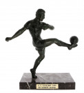 Coupe "Association Sportive Cosserat 1981, MM. Audibert-Georgel", représentant un footballeur en action (hauteur : 31 cm)