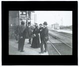 [Groupe de la Société Photographique sur le quai d'une gare. (panneau : Amiens Creil Paris)]
