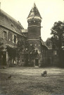 Le manoir de Fontaine-les-Blangy (XVIe siècle) : la façade sur cour et la tour