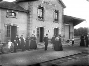 Les voyageurs attendant le train sur le quai de la gare