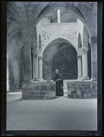 Aux environs de Cannes intérieur du couvent à l'Ile Saint-Honorat ruines - avril 1905