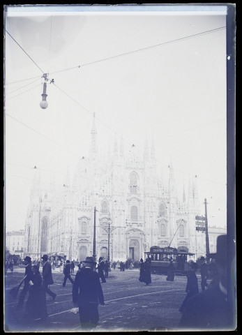 [Le Dôme de Milan : la cathédrale de Milan (ou Duomo di Milano) est située sur la piazza del Duomo]