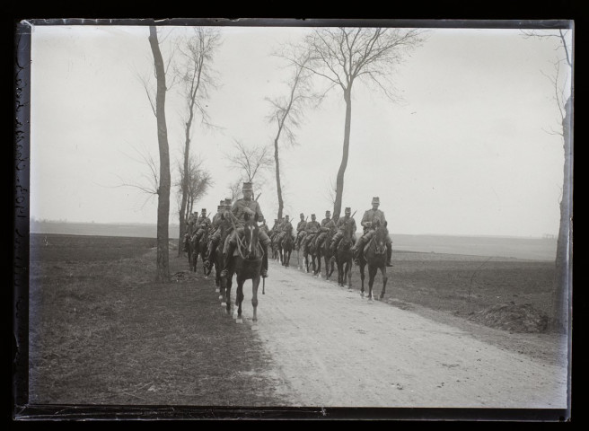 Manoeuvres - avril 1903 - chasseurs à cheval, route de Saisseval à Ferrières