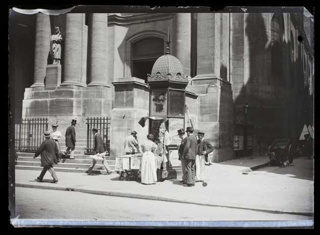 130 - Paris - groupe devant un kiosque - église dans le fond - juillet 96