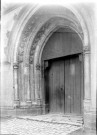 Eglise, vue extérieure : le portail sculpté